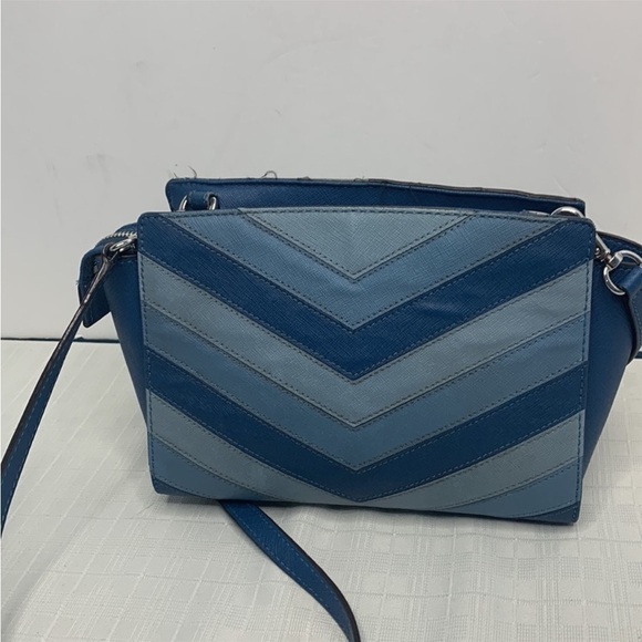 Michael Michael Kors SELMA CHEVRON MEDIUM MESSENGER - Picture 1 of 10